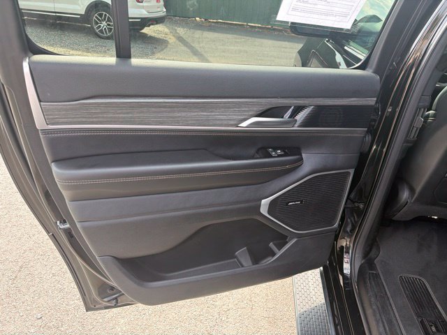 Used 2024 Jeep Wagoneer L Series II RWD image 12