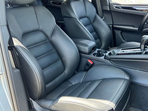 Used 2025 Porsche Macan AWD/4WD image 17