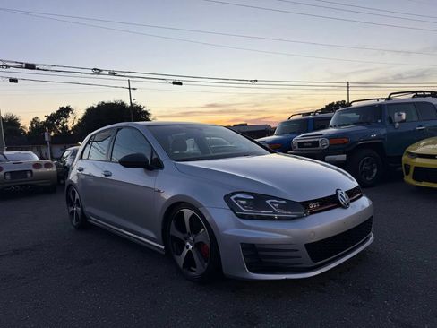 Used 2017 Volkswagen GTI SE FWD image 3