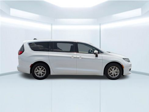 Used 2023 Chrysler Voyager LX FWD image 7