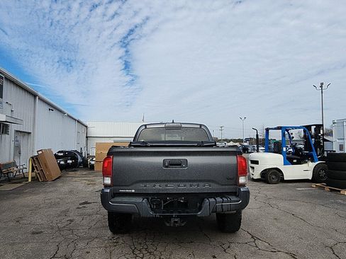 Used 2017 Toyota Tacoma TRD Off-Road image 4