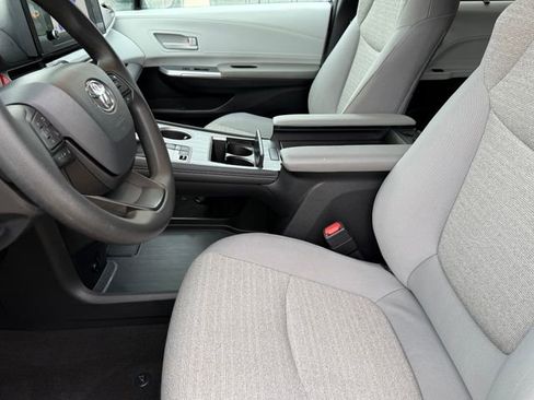 Used 2025 Toyota Sienna LE AWD/4WD image 13