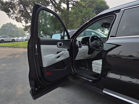 Certified 2023 Kia Sorento SX Prestige w/ Panoramic Sunroof Package AWD/4WD image 12