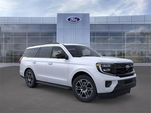 New 2025 Ford Expedition Active image 7