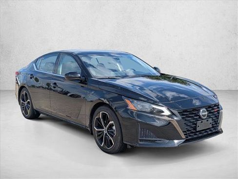 Used 2023 Nissan Altima 2.5 SR w/ SR Premium Package FWD image 3