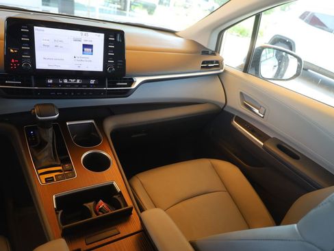 Used 2024 Toyota Sienna XLE image 19