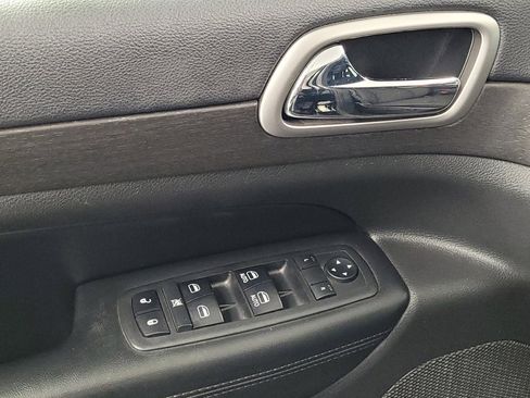 Used 2018 Jeep Grand Cherokee Laredo AWD/4WD image 27