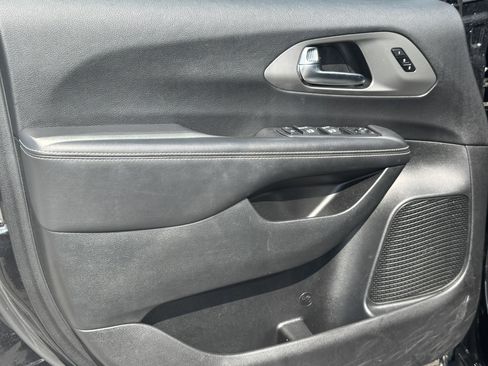 Used 2025 Chrysler Pacifica Select FWD image 11