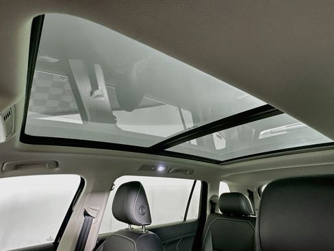 Used 2023 Volkswagen Tiguan SE w/ Panoramic Sunroof Package FWD image 25