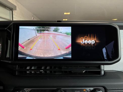 Used 2025 Jeep Wrangler Unlimited Sahara AWD/4WD image 31