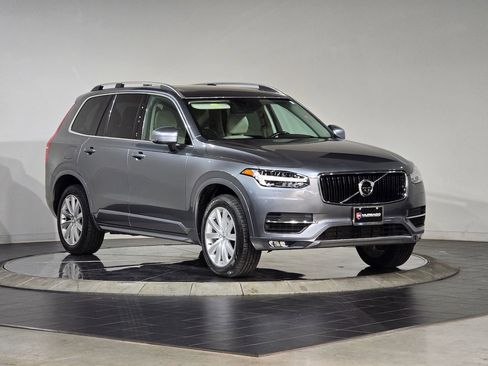 Used 2017 Volvo XC90 T6 Momentum w/ Vision Package image 2