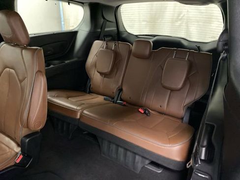 Used 2017 Chrysler Pacifica Limited w/ UConnect Theater Package image 23