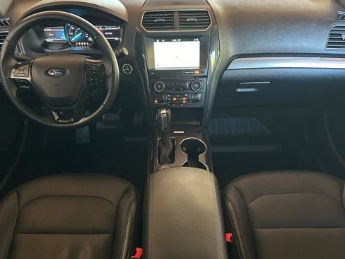 Used 2018 Ford Explorer XLT w/ Equipment Group 202A AWD/4WD image 13