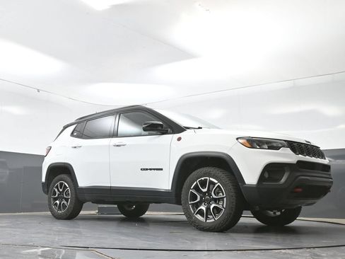Used 2025 Jeep Compass Trailhawk AWD/4WD image 49