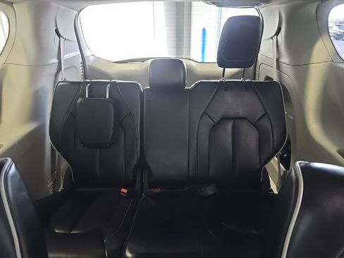 Used 2023 Chrysler Pacifica Limited image 19