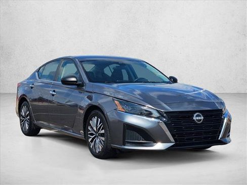 Used 2024 Nissan Altima 2.5 SV FWD image 3