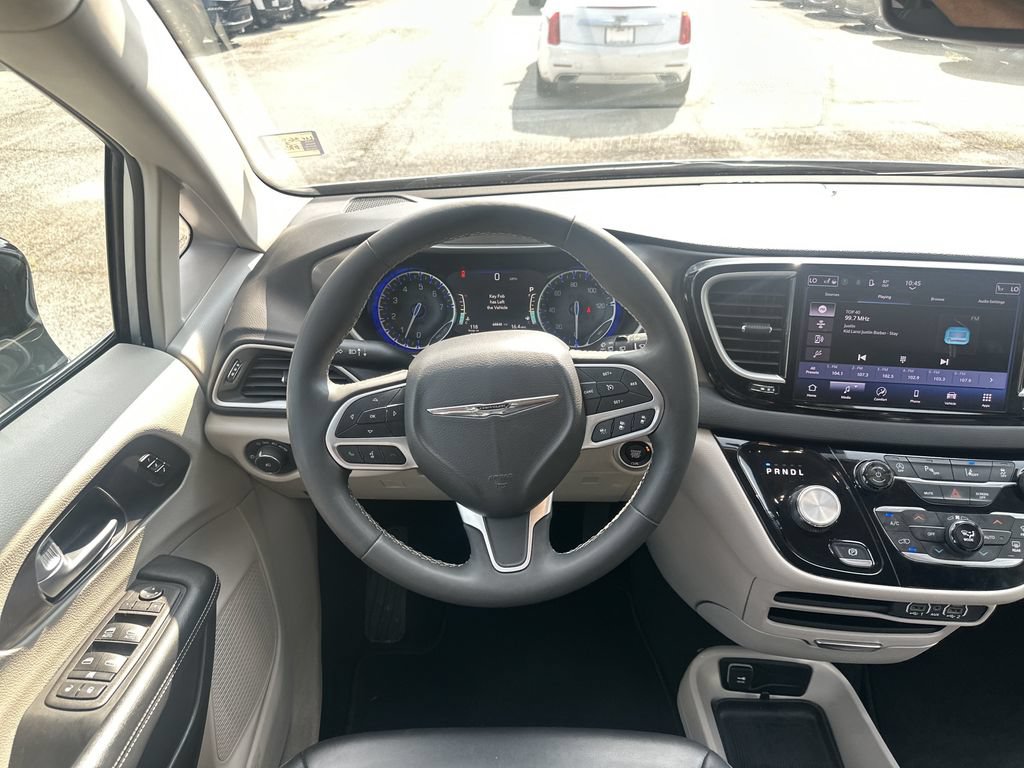 Used 2024 Chrysler Pacifica Touring-L FWD image 21