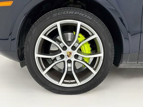 Certified 2023 Porsche Cayenne AWD/4WD image 11