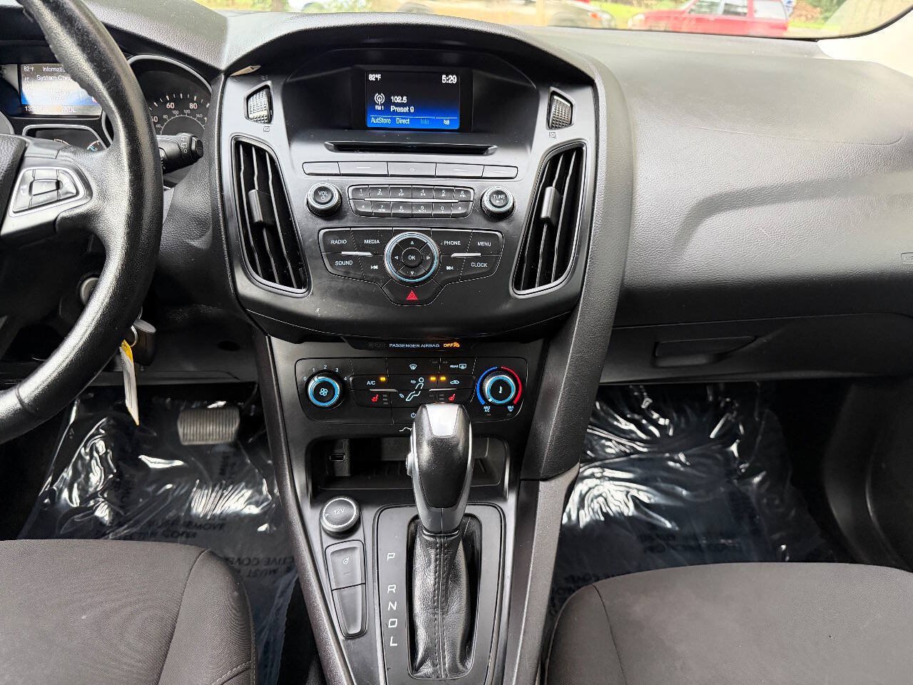 Used 2015 Ford Focus SE w/ SE Cold Weather Package FWD image 22
