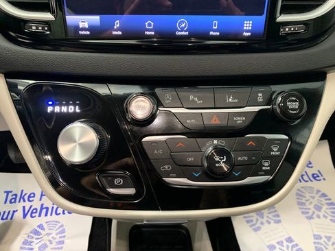 Used 2024 Chrysler Pacifica Touring-L FWD image 7