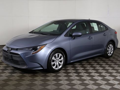 Used 2023 Toyota Corolla LE FWD image 5