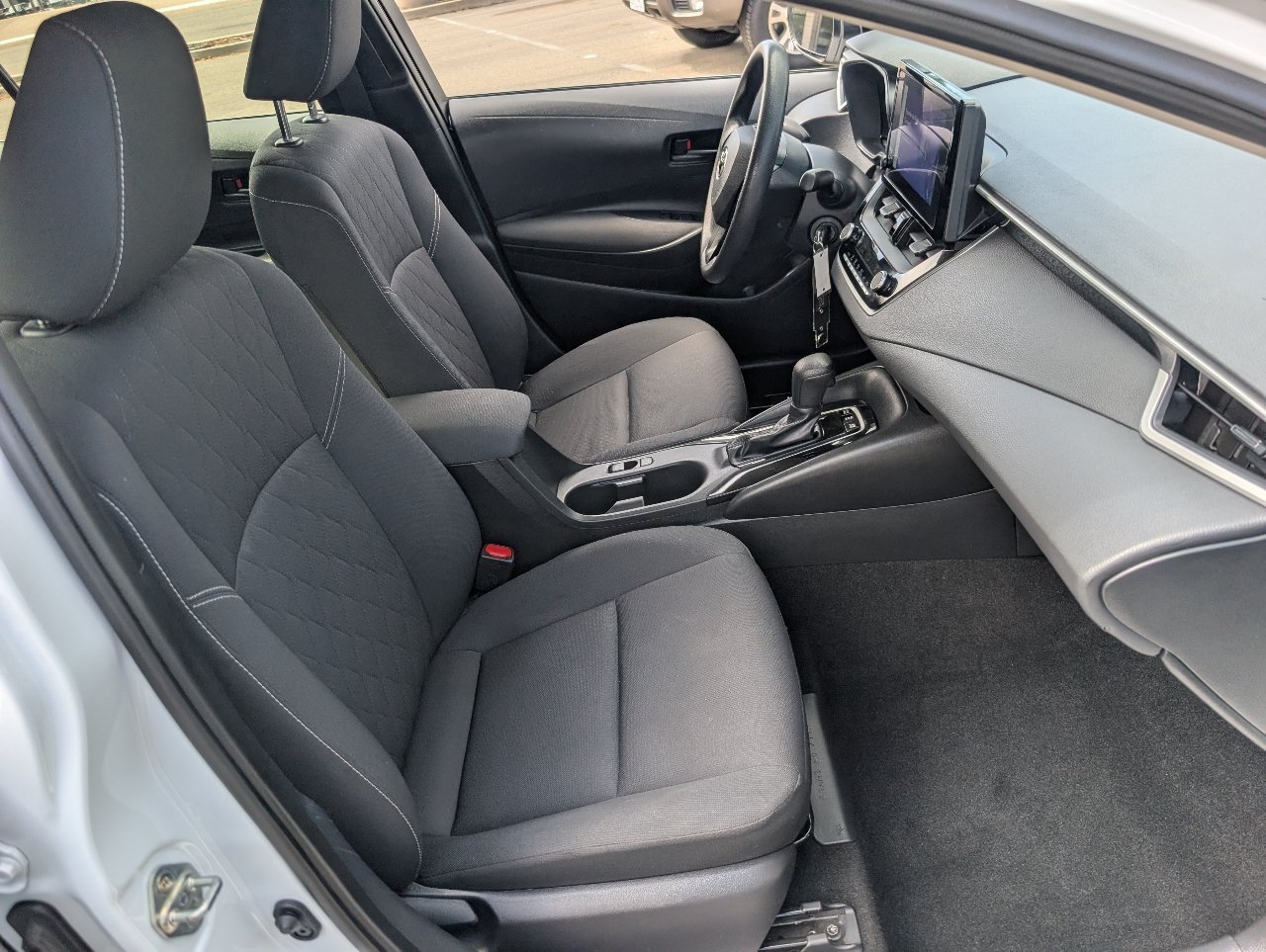 Used 2025 Toyota Corolla LE w/ Carpet Mat Package (TMS) FWD image 8