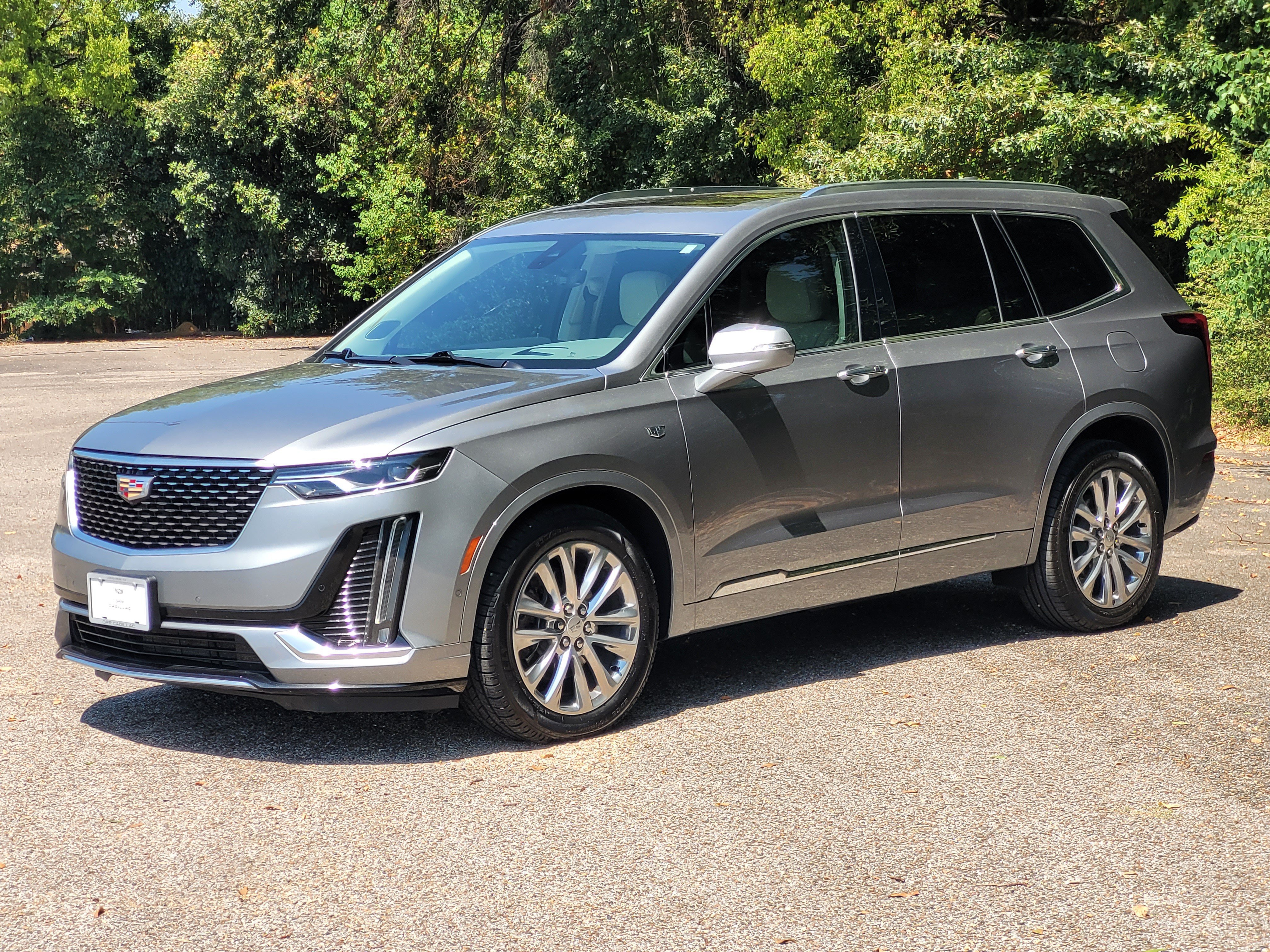 Used 2024 Cadillac XT6 Premium Luxury w/ Technology Package FWD image 3