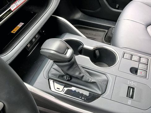 Used 2025 Toyota Highlander XLE AWD/4WD image 15