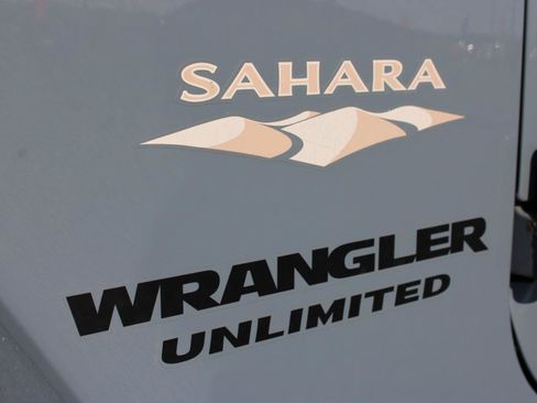 Used 2015 Jeep Wrangler Unlimited Sahara w/ Max Tow Package AWD/4WD image 7