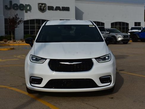 New 2026 Chrysler Pacifica Select image 2