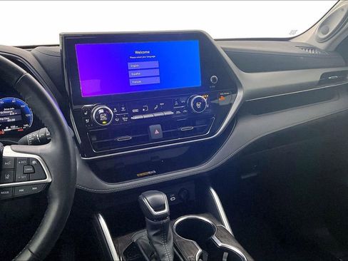 Used 2024 Toyota Highlander Platinum image 9