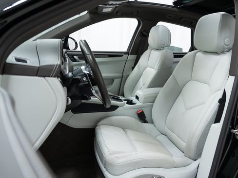 Certified 2021 Porsche Macan AWD/4WD image 5