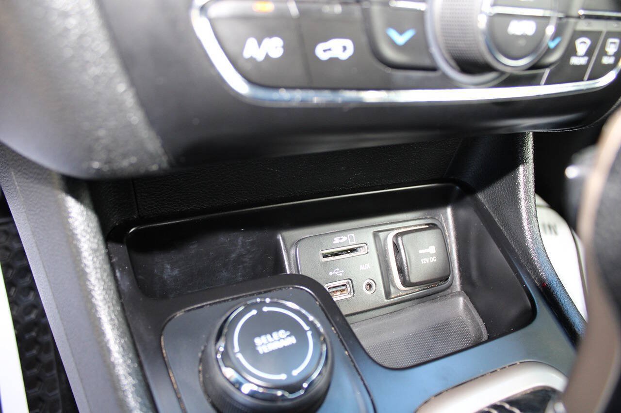 Used 2015 Jeep Cherokee Latitude w/ Comfort/Convenience Group AWD/4WD image 27