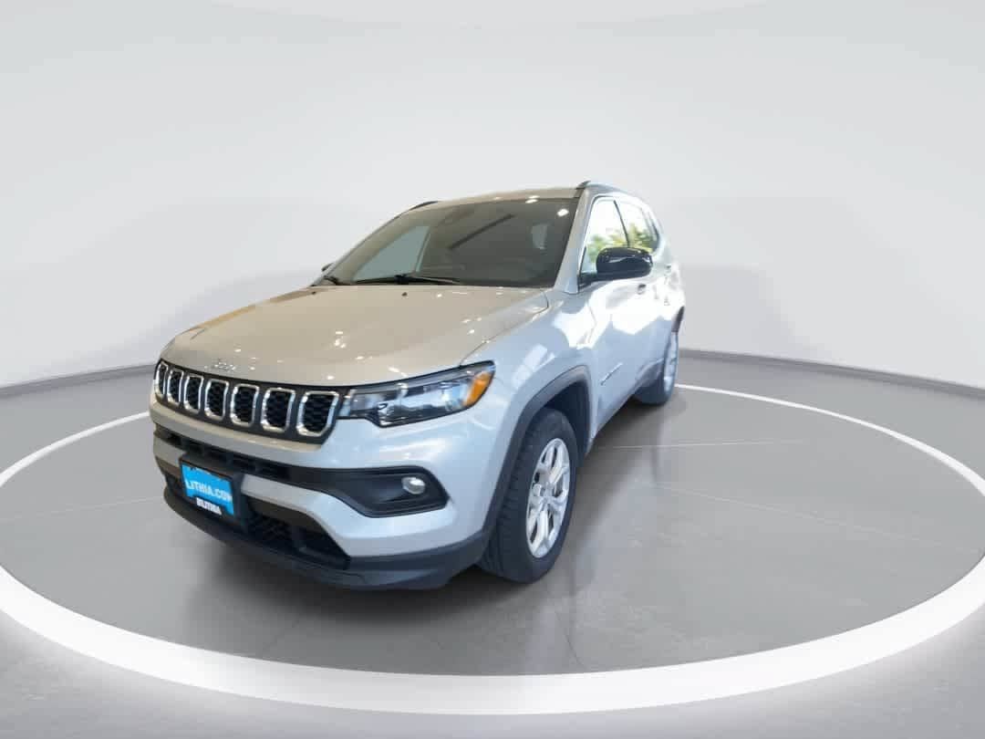 Used 2024 Jeep Compass Latitude AWD/4WD image 4