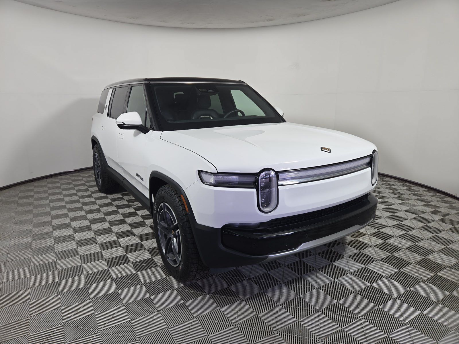 Used 2025 Rivian R1S Adventure Dual AWD/4WD image 7
