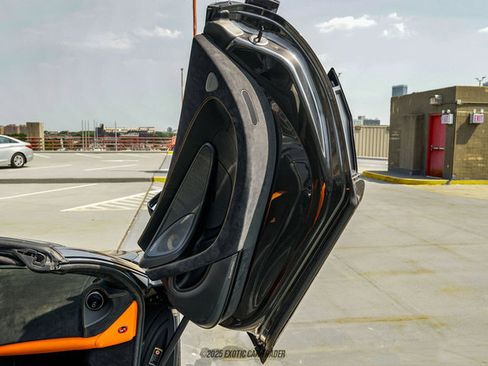 Used 2019 McLaren 570S Spider image 31