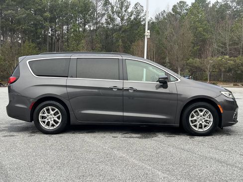 Used 2022 Chrysler Pacifica Touring-L image 25