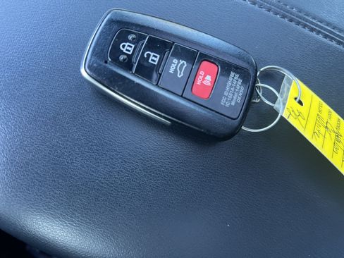 Used 2019 Toyota Avalon Touring FWD image 32
