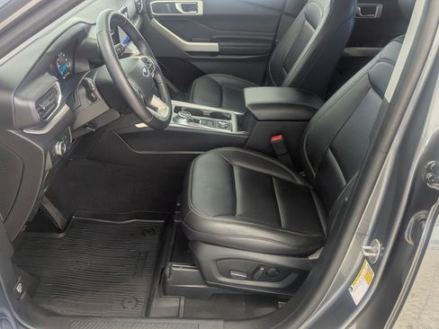 Certified 2022 Ford Explorer XLT w/ Equipment Group 202A image 4