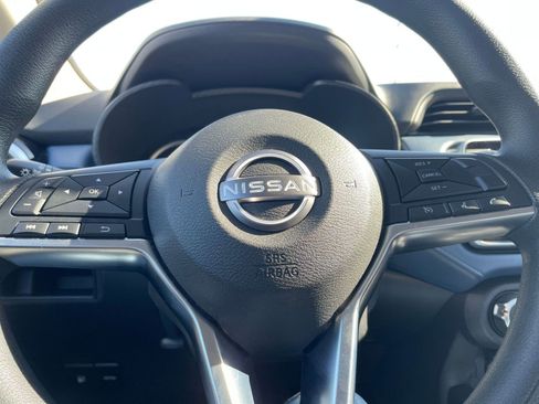 Used 2025 Nissan Versa SV image 27