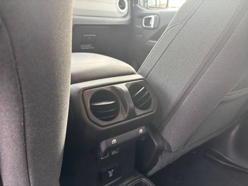 Used 2025 Jeep Wrangler Unlimited Sahara AWD/4WD image 21