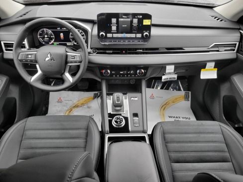 New 2025 Mitsubishi Outlander SE image 10