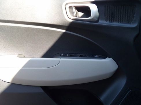 Used 2023 Hyundai Venue SEL FWD image 10