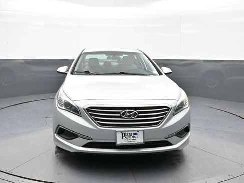 Used 2017 Hyundai Sonata SE image 2