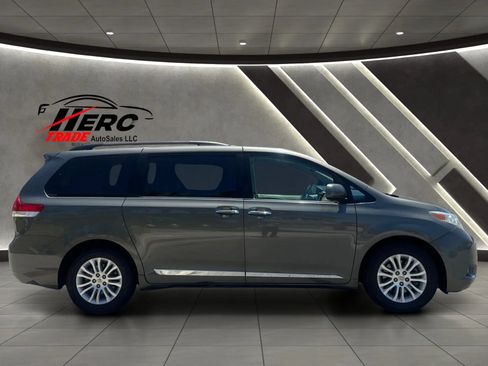 Used 2011 Toyota Sienna XLE w/ XLE Navigation Pkg FWD image 3