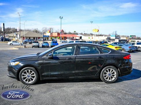 Used 2017 Ford Fusion SE w/ Fusion SE Technology Package image 4