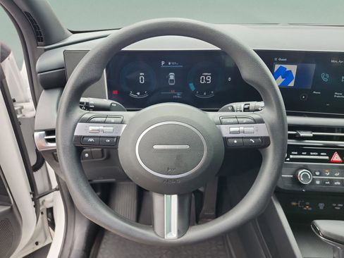 Certified 2025 Hyundai Santa Cruz SE FWD image 9
