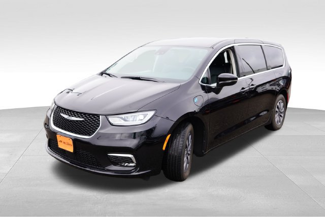 Certified 2024 Chrysler Pacifica Limited FWD image 11
