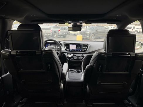 New 2026 Chrysler Pacifica Limited w/ Uconnect Theater Family Group image 32