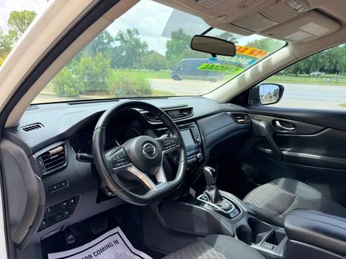 Used 2018 Nissan Rogue SV w/ Premium Package FWD image 9